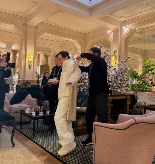 成龍（中）被拍到和兒子房祖房同遊米蘭。（翻攝自網路）