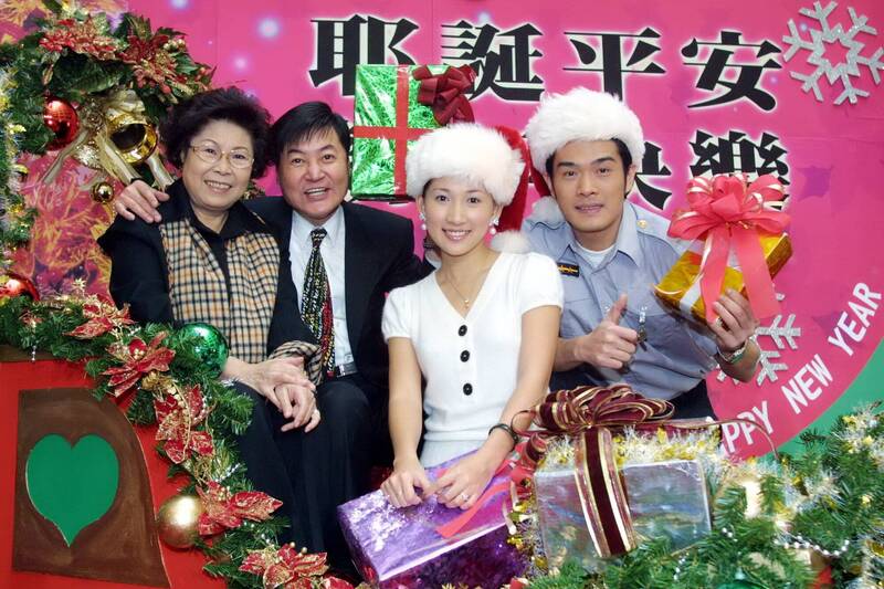 王彩樺感謝文英阿姨（左1）、方駿大哥（左2）和大嫂的照顧。（資料照，中視提供）