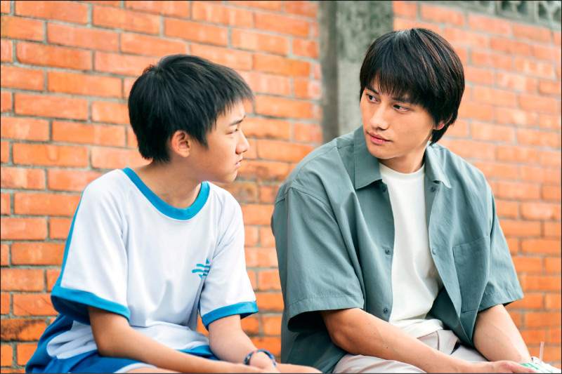 范少勳（右）飾演的社工捲入育幼院霸凌案 滿懷理想卻頻受挫。（冬候鳥電影、文策院提供）