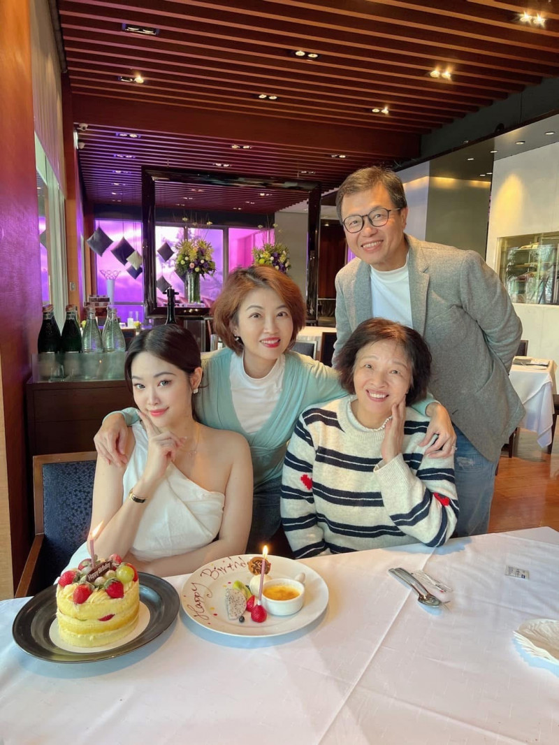 老公梅聖旻及女兒梅嬿翎悲慟送別吳中純。（翻攝自臉書）