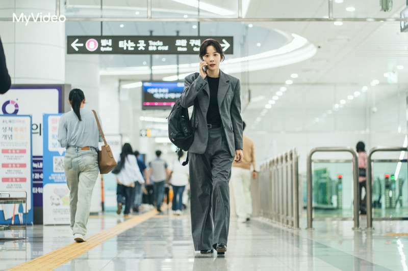 《榮耀：她們的法庭》李清娥帶傷拍攝，自曝穿高跟鞋或拍動作戲都得咬牙完成。（MyVideo提供）