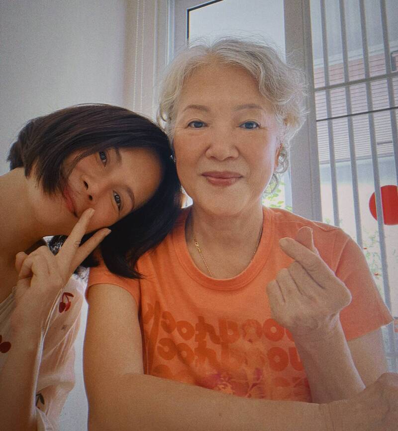 李心潔（左）和母親感情非常好。（翻攝自臉書）