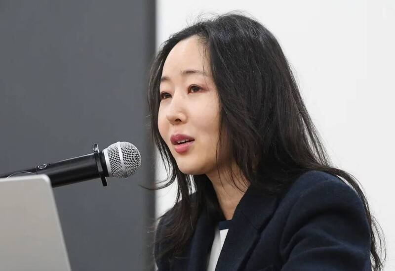 閔熙珍現身記者會，全程僅6分鐘。（翻攝自X）