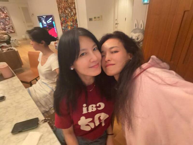 舒淇曬出與好友林熙蕾的自拍。（翻攝IG）