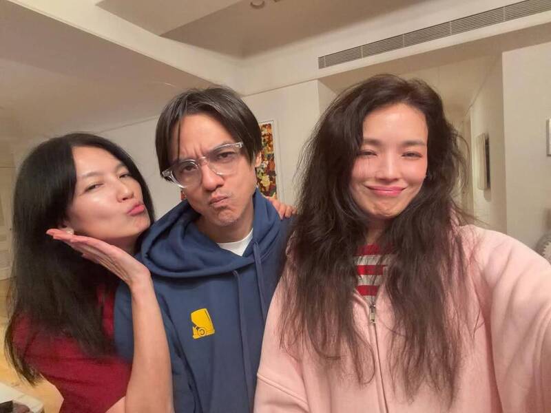 舒淇（右）與老公馮德倫（中）及好友林熙蕾聚會合照。（翻攝IG）