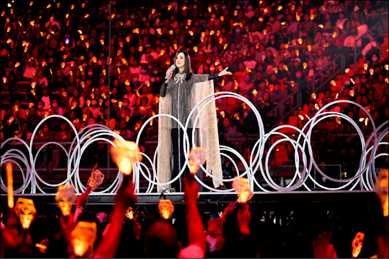 江蕙在音符推台環場，還登上空橋升空貼近各區域歌迷，所到之處尖叫聲不斷。（寬宏藝術提供）