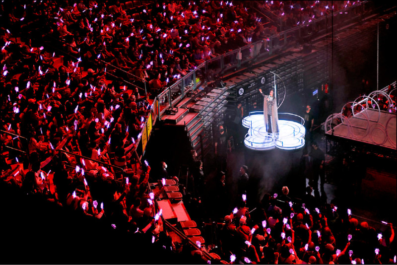 江蕙在音符推台環場，還登上空橋升空貼近各區域歌迷，所到之處尖叫聲不斷。（寬宏藝術提供）