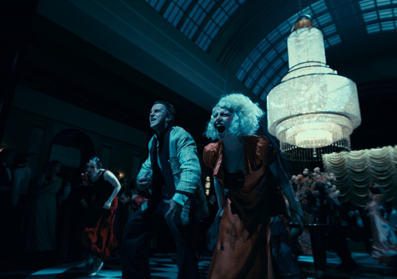 克里斯汀貝爾（左）和潔西伯克利在《科學新娘！》瘋狂演出。（華納兄弟提供）