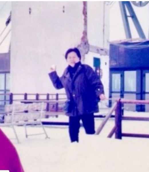 螻榮子曬出30多年前的出遊照，「花媽」原型的媽媽本尊也曝光。（圖／翻攝自keraeiko IG）