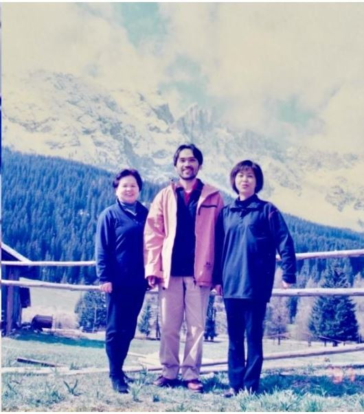 螻榮子曬出30多年前的出遊照，「花媽」原型的媽媽本尊（左一）也曝光。（圖／翻攝自keraeiko IG）