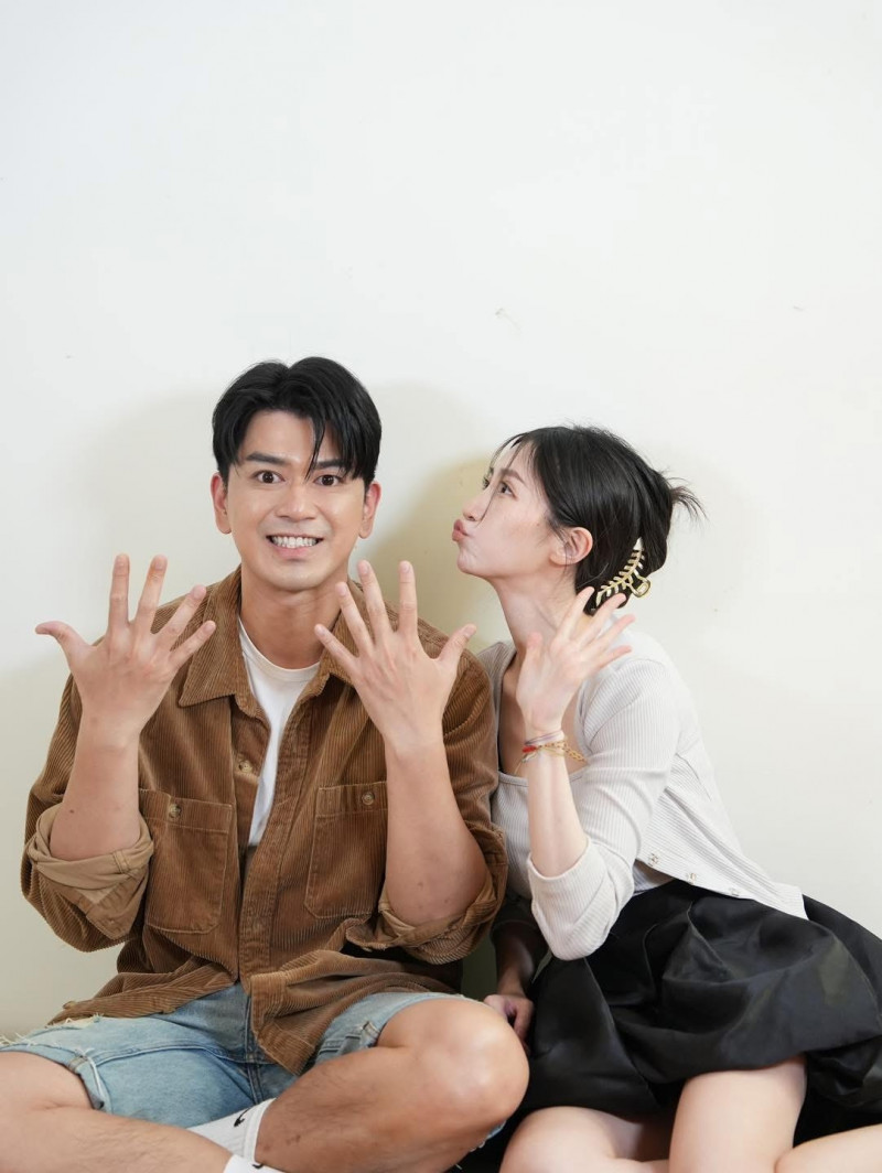 潘逸安（左）經常和老婆Vivian（右）分享育兒日常。（翻攝自臉書）