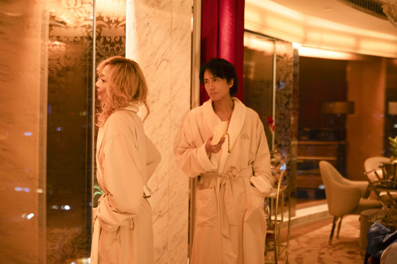 鄭秀文（左）和黃子華在《夜王》飾演離婚夫妻。（華映提供）