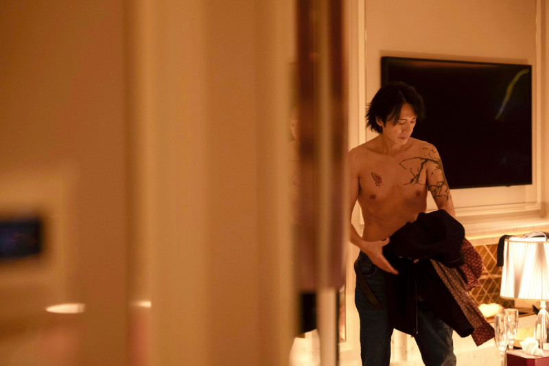 黃子華在《夜王》有不少半裸露身材的戲。（華映提供）