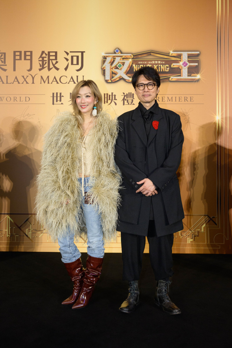 鄭秀文（左）和黃子華為《夜王》接受台灣媒體訪問。（華映提供）