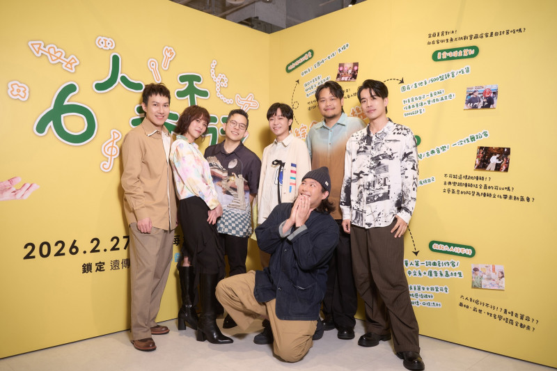 導演李伯恩合體蘇打綠開箱。（蘇打綠有限公司提供）