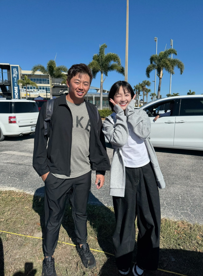 鄭宗哲和籃籃合影。（翻攝自IG）