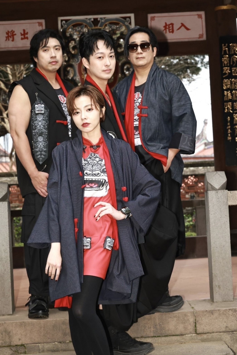「霸氣樂團」王瞳（前）、小頭、（後排左起）、于浩威、阿修羅穿新團服亮相。（民視提供）