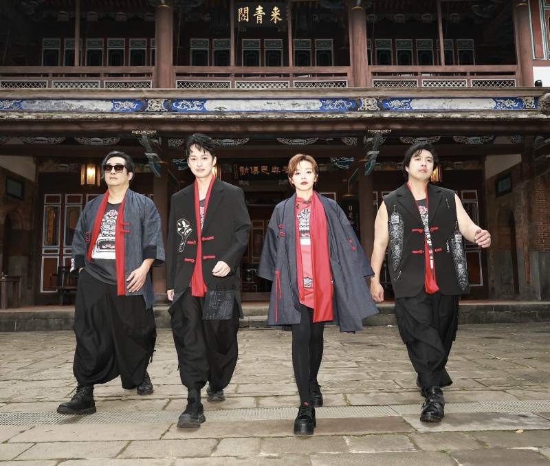 「霸氣樂團」阿修羅（左起）、于浩威、王瞳、小頭穿新團服亮相。（民視提供）