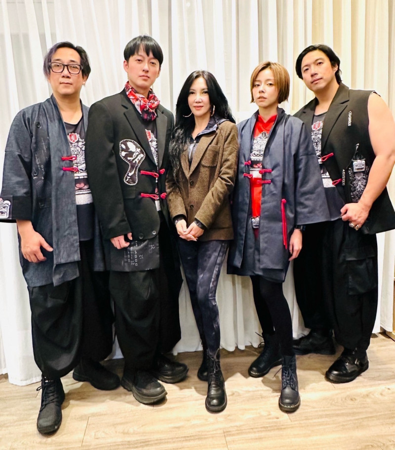 設計師黃秀瑾（中）為霸氣樂團量身打造2026年的新團服，左起為阿修羅、于浩威、王瞳、小頭。（民視提供）