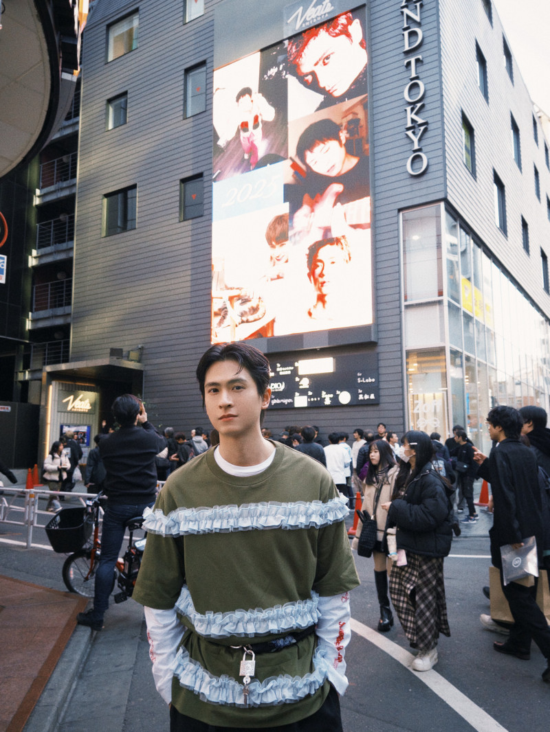 石知田在澀谷與粉絲應援廣告合照。（百澤娛樂提供）