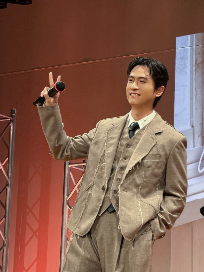 石知田在見面會開心向粉絲打招呼。（百澤娛樂提供）