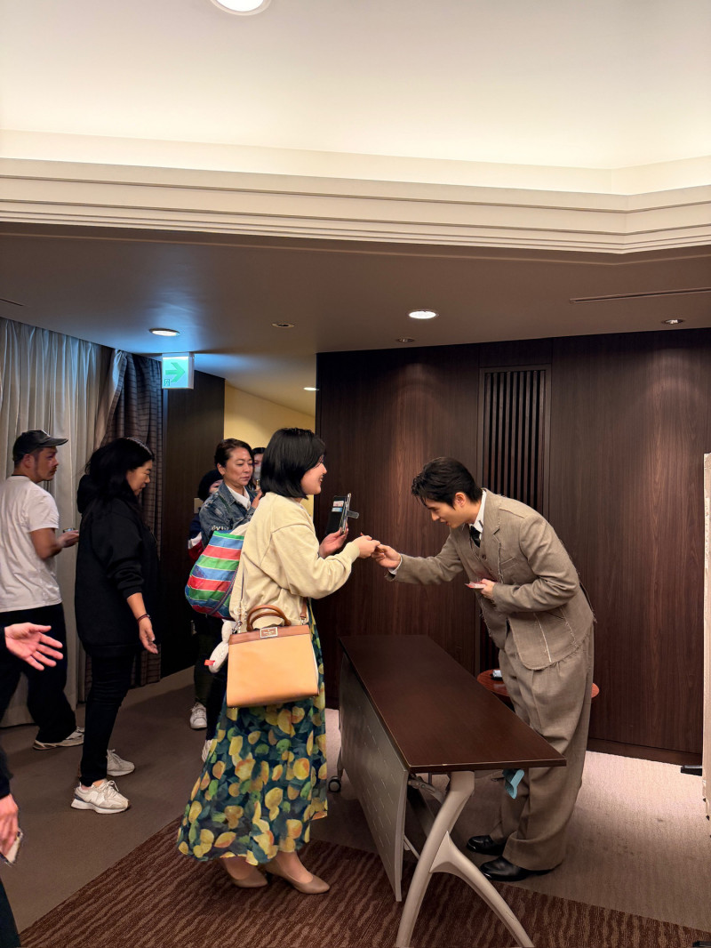 石知田在見面會與粉絲道別。（百澤娛樂提供）