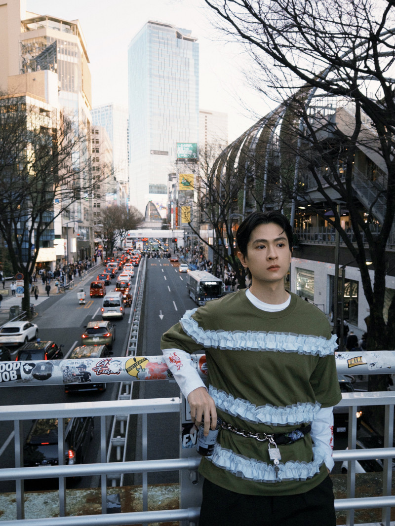 石知田在澀谷街頭街拍，穿著特別有型。（百澤娛樂提供）