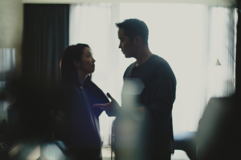 張孝全（右）與林依晨在《深度安靜》同台飆演技，一舉入圍第62屆金馬獎七項大獎。（風起娛樂提供）