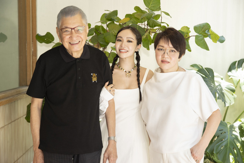 陳芳語過年期間和爸媽團聚。（台灣關愛基金會提供）