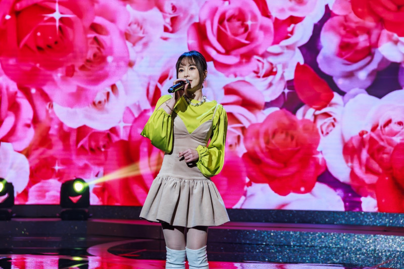 康康玩諧音梗叫杜忻恬「肚臍仔」。（中視提供）