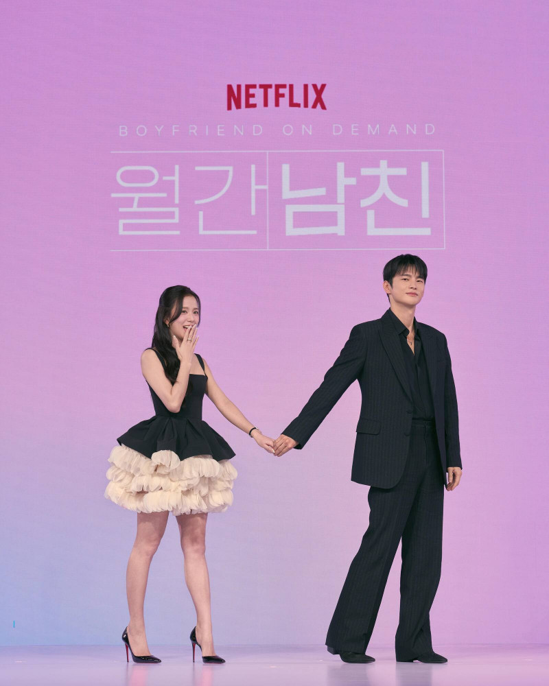 Jisoo（左）、徐仁國今出席《訂閱男友》上線記者會。（Netflix提供）