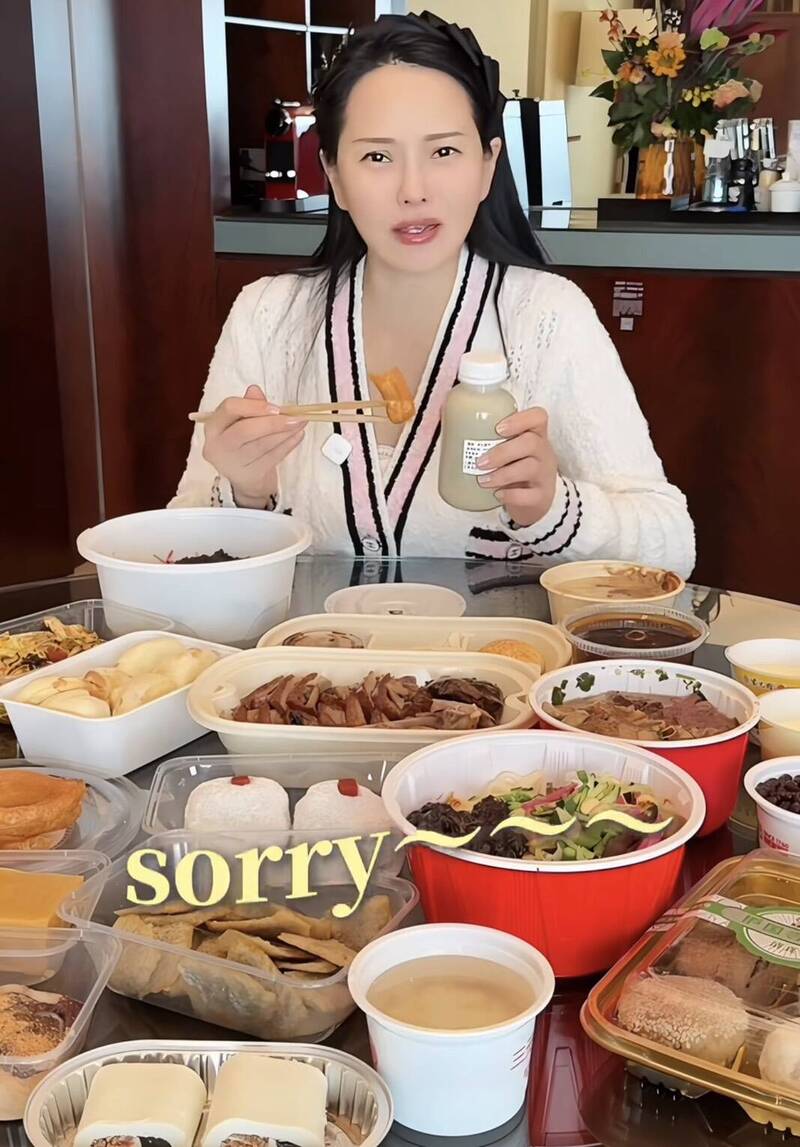 伊能靜挑戰喝北京豆汁。（翻攝小紅書）