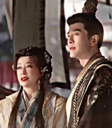 劉曉慶（左）在《錦繡安然》和小她30歲的男星大談甜寵戀愛。（翻攝自小紅書）