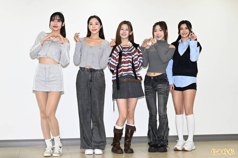 各務礼美奈、謝予容、貝拉、十一、棠棠陪長者滾元宵。（記者胡舜翔攝）