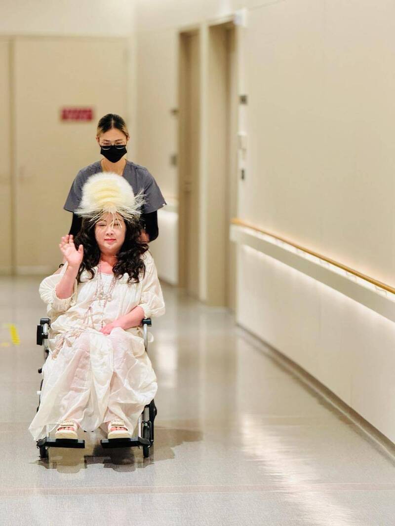 陳文茜（前）坦言因病情關係，已無法像過去那樣好好照顧毛小孩，只能學會放手。（翻攝自臉書）