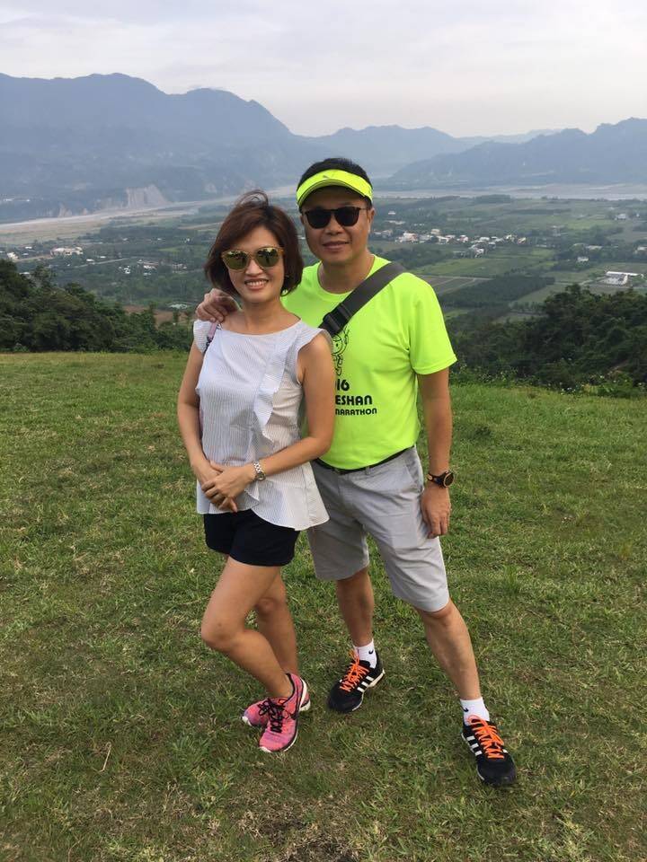 吳中純（左）與老公梅聖旻鶼鰈情深。（翻攝自臉書）