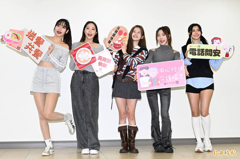 各務礼美奈、貝拉、十一等多位女孩擔任公益大使，陪長輩滾元宵。（記者胡舜翔攝）