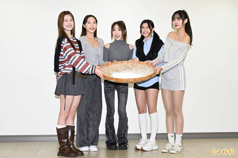 容容（左起）、棠棠、貝拉、各務禮美奈、十一現身紅心字會公益活動，和長輩滾元宵。（記者胡舜翔攝）