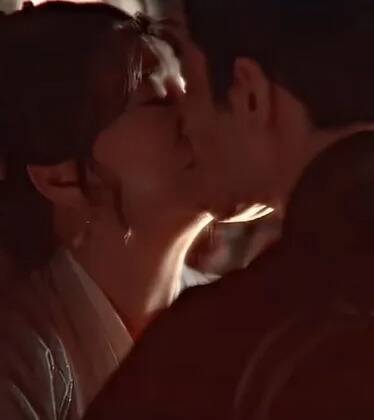 75歲中國資深女星劉曉慶（左）與46歲的金珈拍吻戲，引發網友哀號。（翻攝自小紅書）