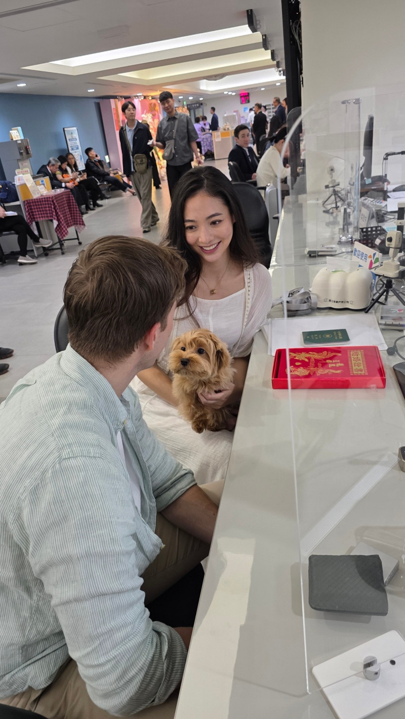 謝沛恩與Dana抱著愛犬Trixie登記結婚。（繁星浩月提供）