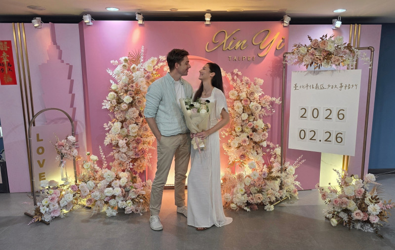 謝沛恩與Dana完成登記，正式結為夫妻。（繁星浩月提供）