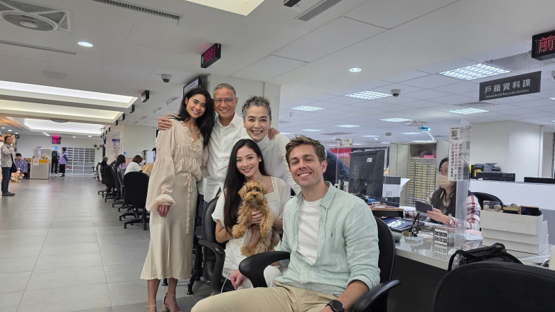 謝沛恩與Dana完成登記，媽媽賴佩霞、爸爸、妹妹到場見證。（繁星浩月提供）