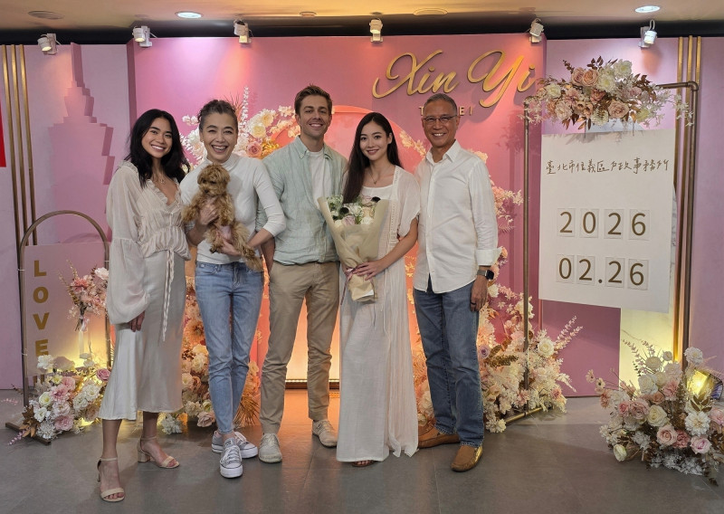 謝沛恩與Dana完成登記，媽媽賴佩霞、爸爸、妹妹到場見證。（繁星浩月提供）