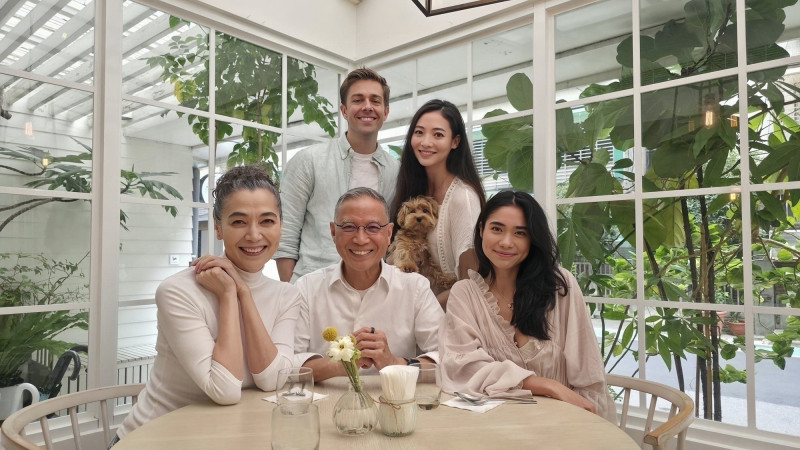 謝沛恩與Dana完成登記，媽媽賴佩霞、爸爸、妹妹到場見證。（繁星浩月提供）