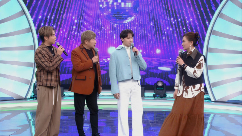 陳亞蘭（右）現場點名黃文星（右2）大展舞技。（華視提供）