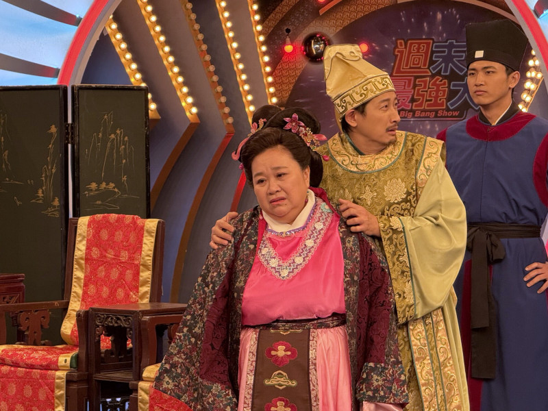 鍾欣凌（左）、邱凱偉挑戰演出惡毒婆婆與無能傻兒子。（華視提供）