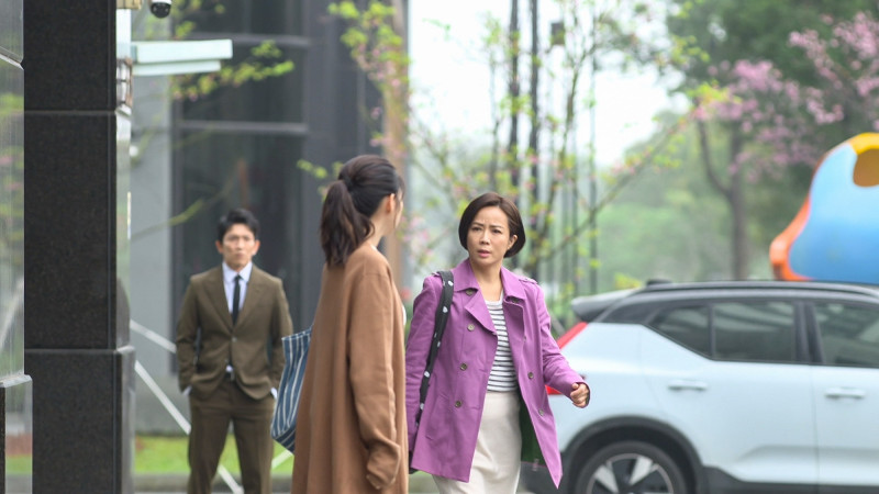 陳仙梅（右）在《豆腐媽媽》飾演精於算計的長媳「杜嘉蓮」。（民視提供）