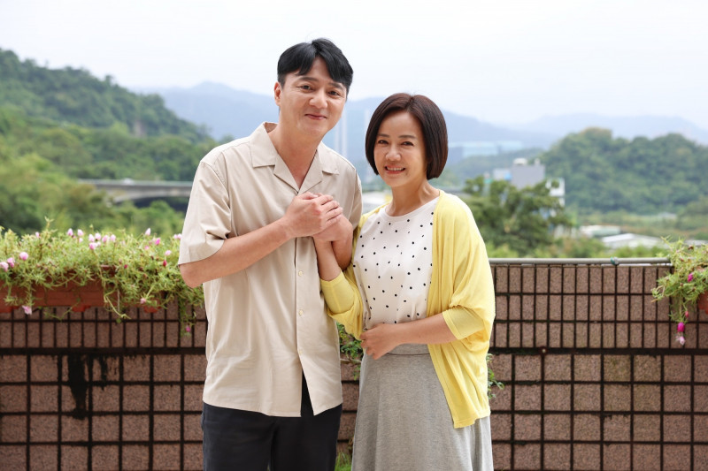 陳仙梅（右）在《豆腐媽媽》與藍葦華（左）飾演夫妻。（民視提供）