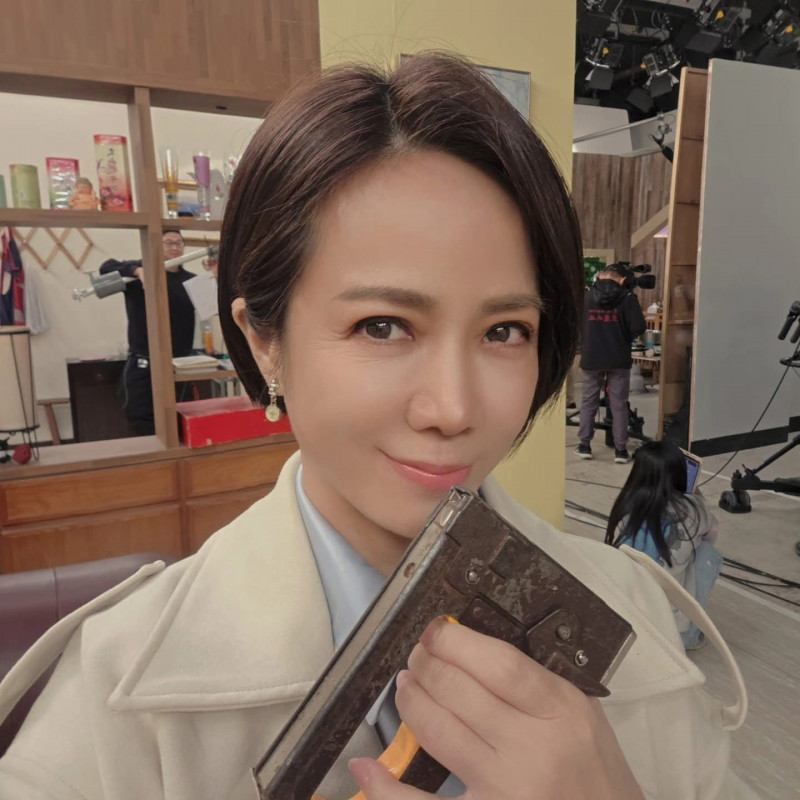 陳仙梅在《豆腐媽媽》拿釘槍使壞，讓公公無法如期參加豆腐比賽。（民視提供）