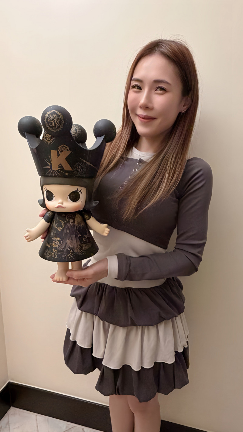 吳申梅到曼谷買到了最愛的公仔。（喜上梅梢娛樂提供）